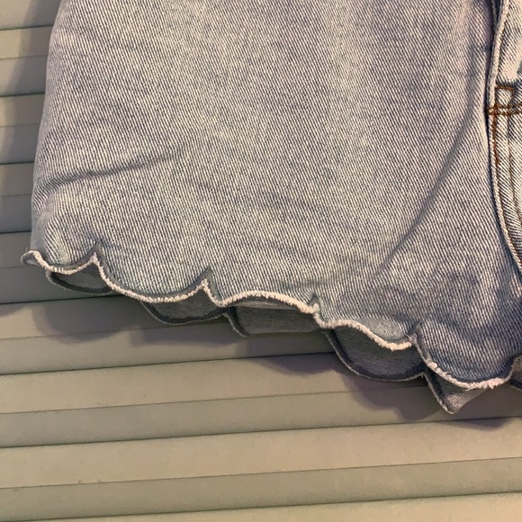 Scalloped denim shorts - Picture 2 of 3